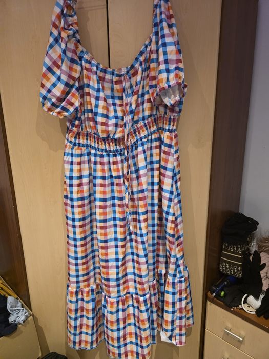 Sukienka w kratkę kolorową.