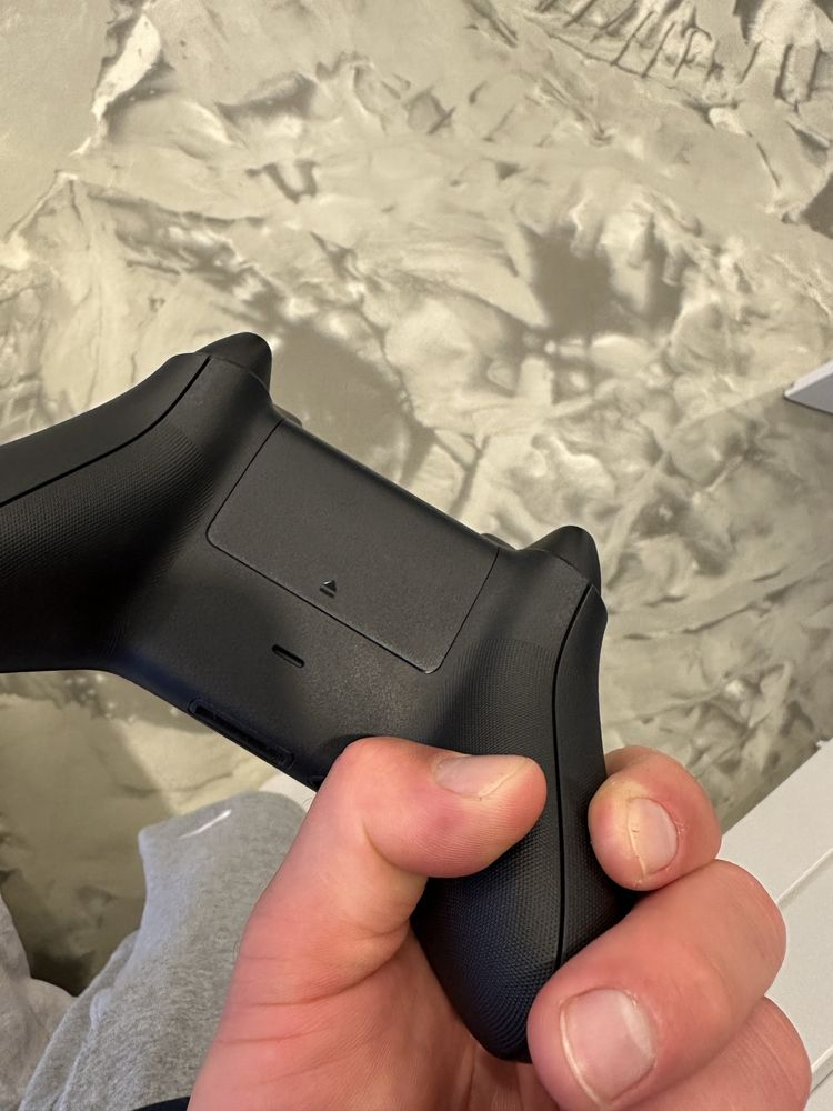 Xbox series x prawie jak nowy brak rys i sladów uzytkowania.