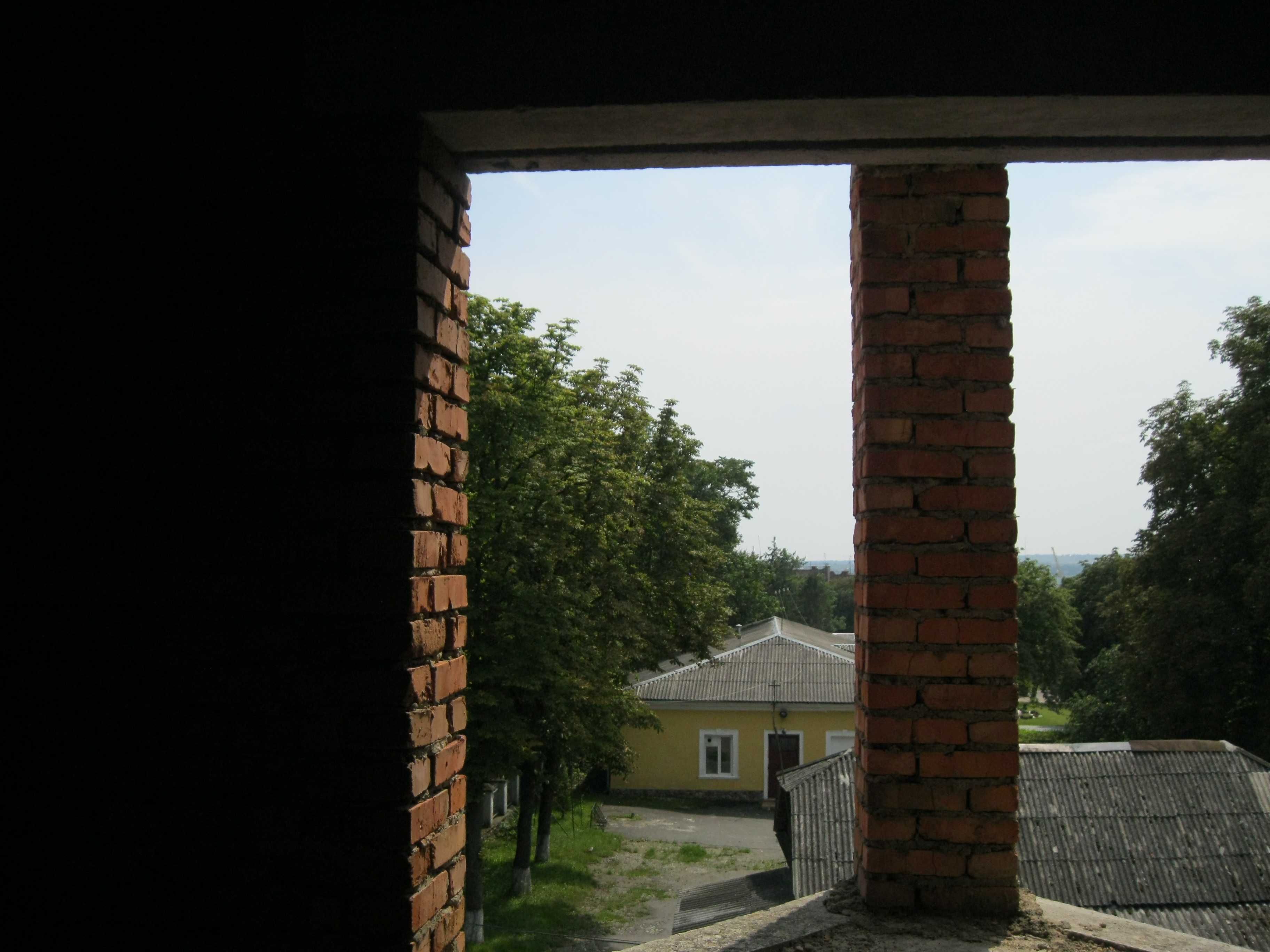 Будівля комерційного признач в м Кам'янець-Подільському біля Вишиванки