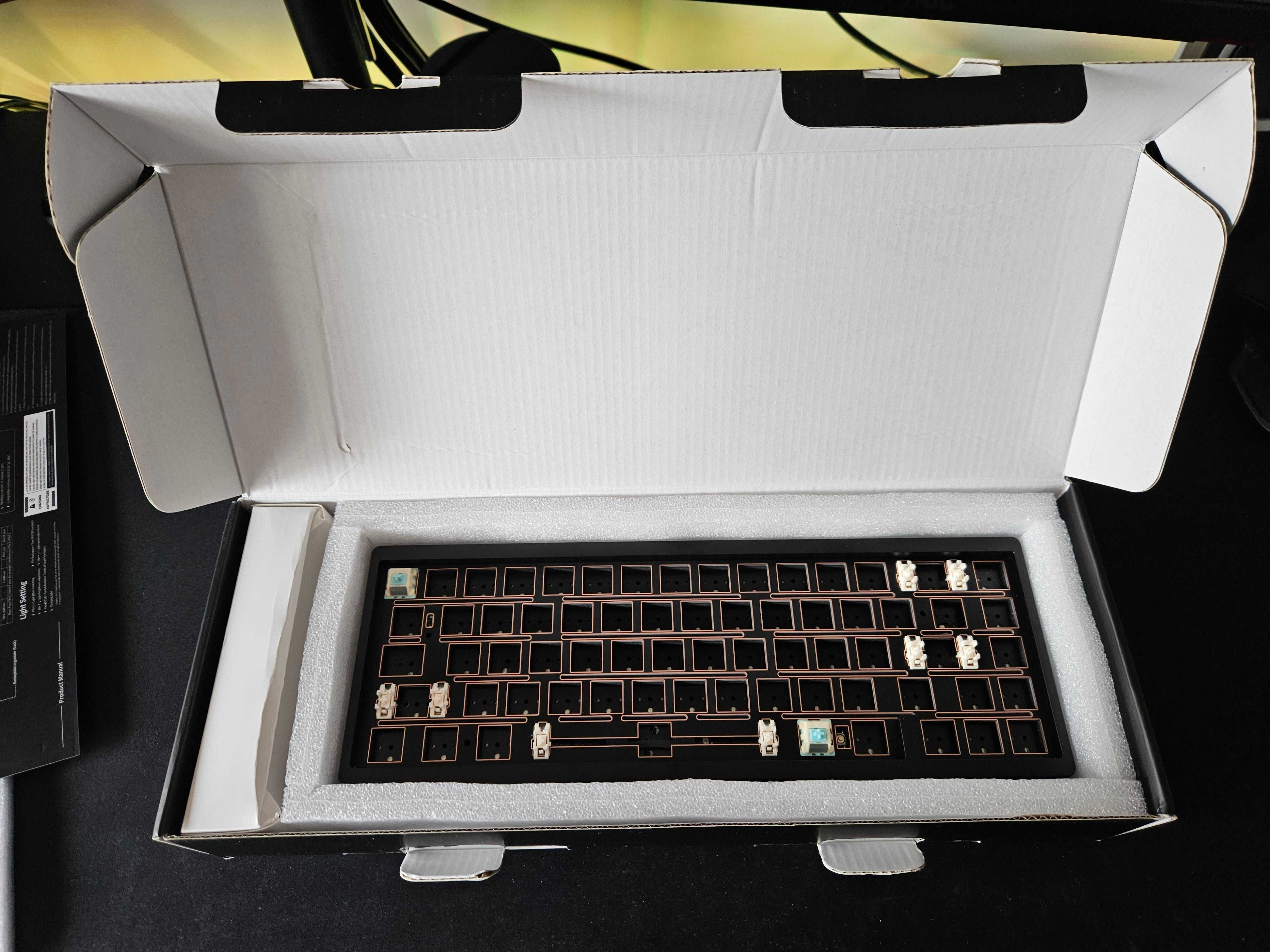 Weikav  Lucky65 V2 – Teclado Mecânico 65% (Novo, Sem Switches/Teclas)