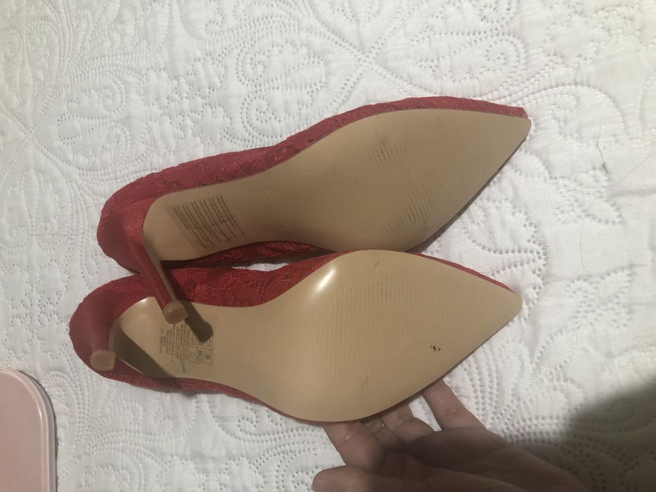 Sapatos stilleto vermelho rendados