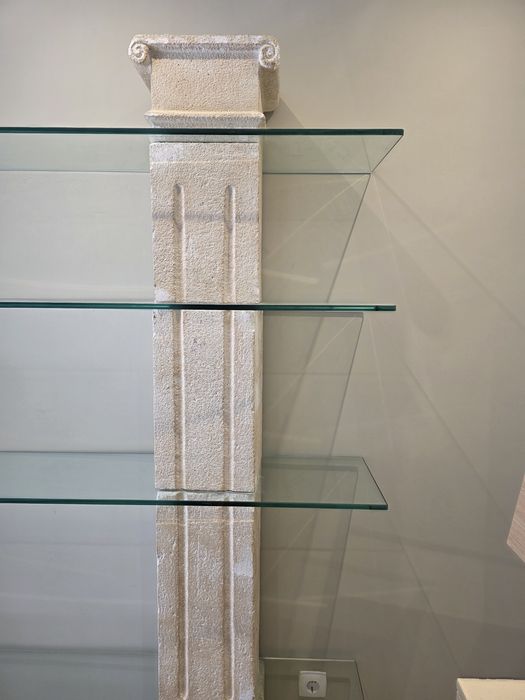 Vendo chaise longe, estante em vidro e granito e mesa com 4 cadeiras