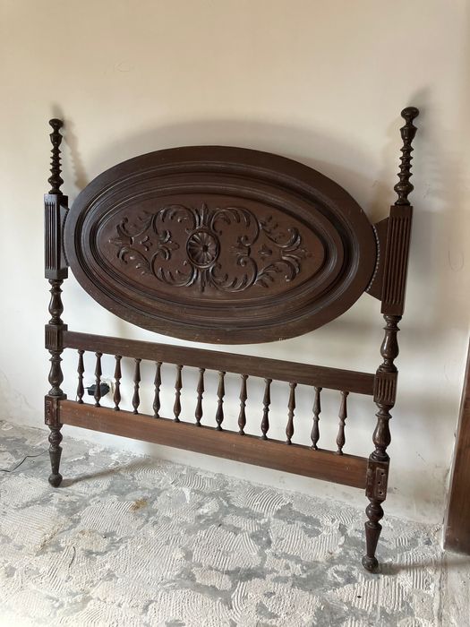 Cama antiga em madeira maciça