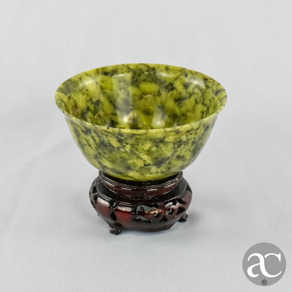 Taça Chinesa em jade verde com base em madeira, início séc. XX