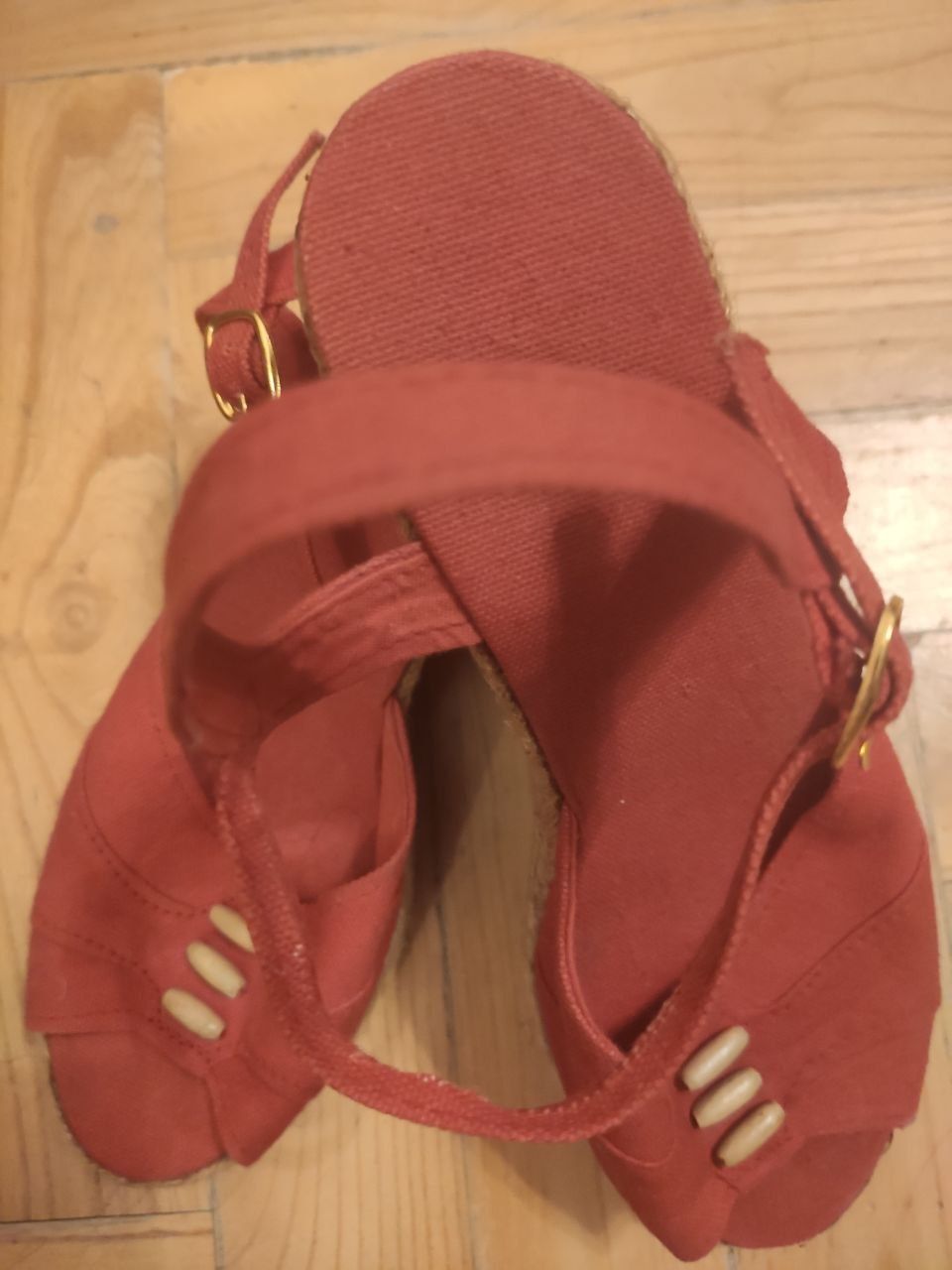Nowe czerwone sandały na koturnie z plecionki
