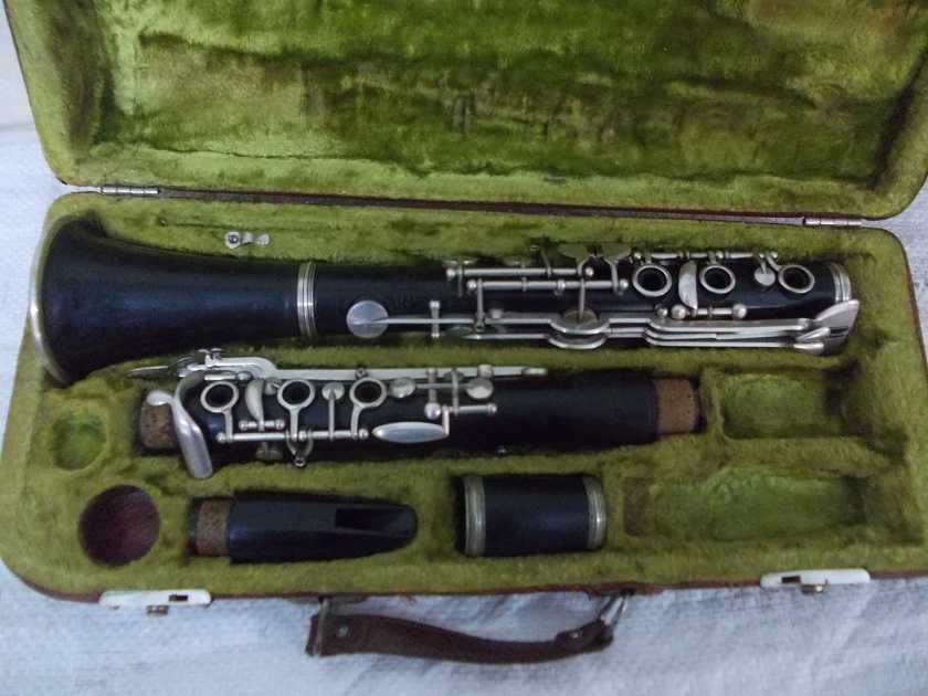Zabytkowy drewniany klarnet G. Rudolf Uebel