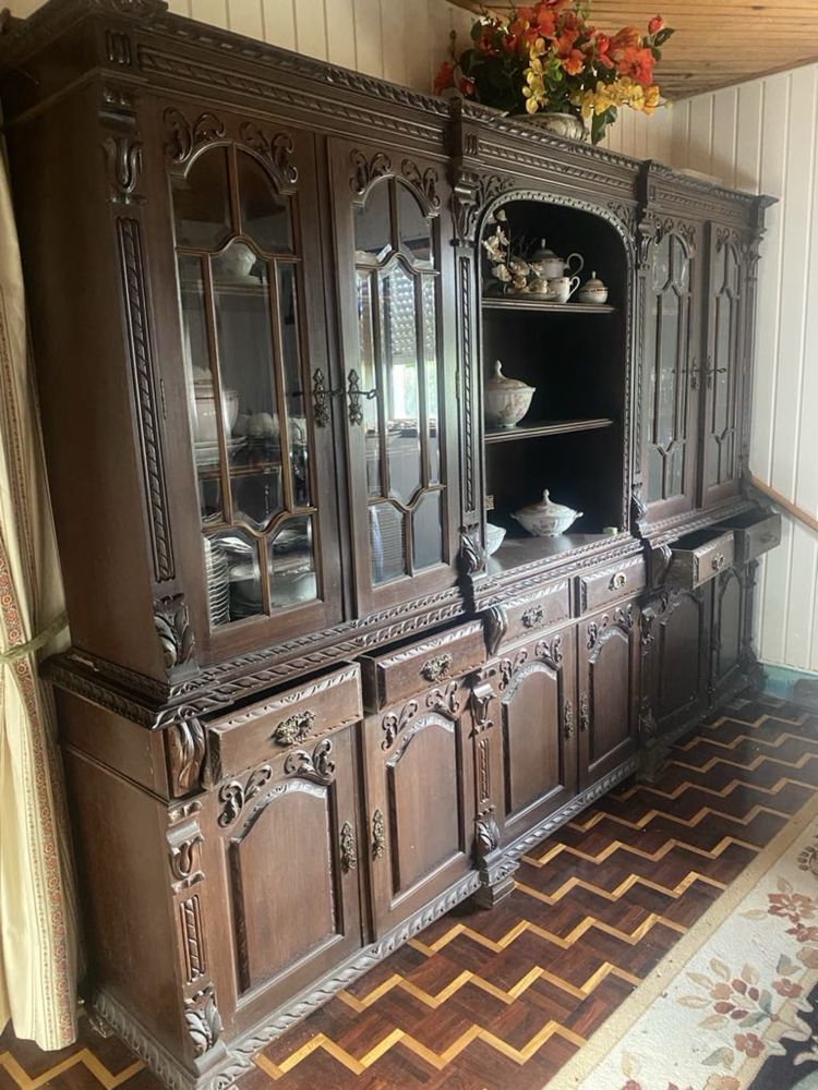 Movel de sala com mesa e cadeiras