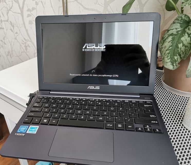 Laptop ASUS VivoBook E12 E203MA + system operacyjny