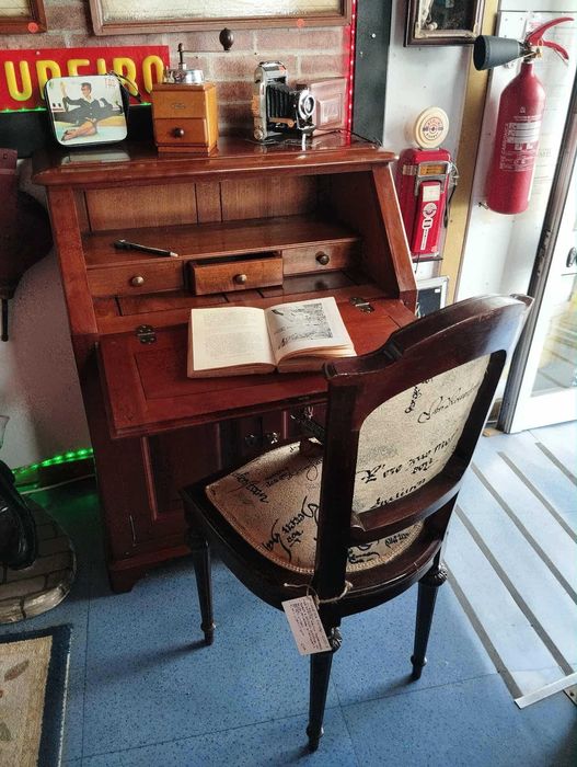 Escrivaninha Vintage em Madeira maciça