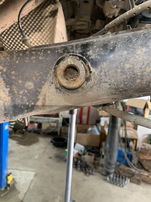 Ремонт Пежо 3008 задньої балки.