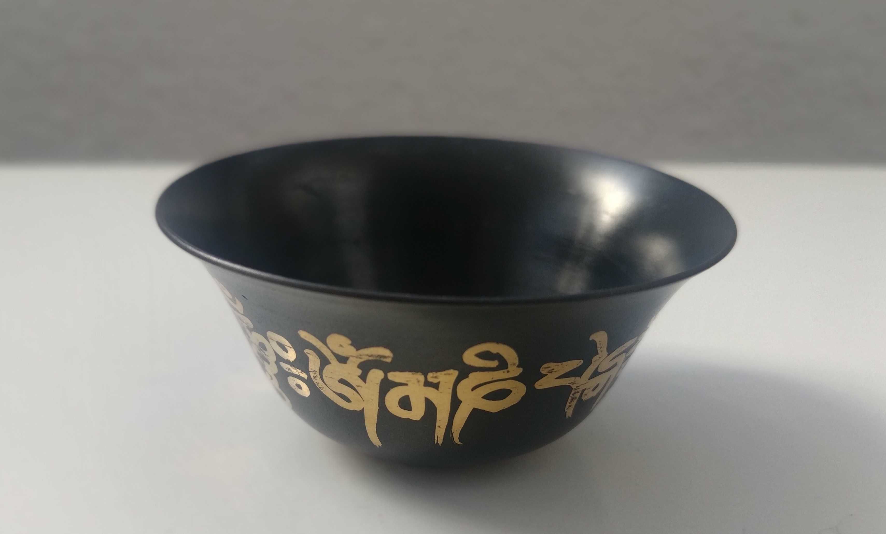 Taças tibetanas de oferendas, em preto e dourado