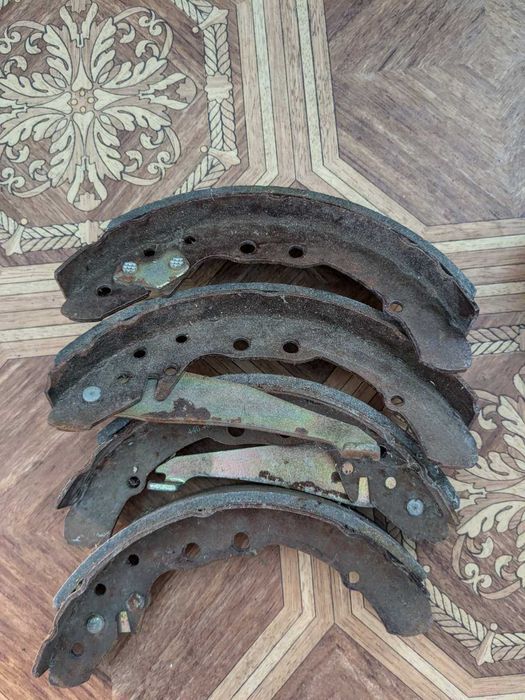 Гальмівні колодки барабанні