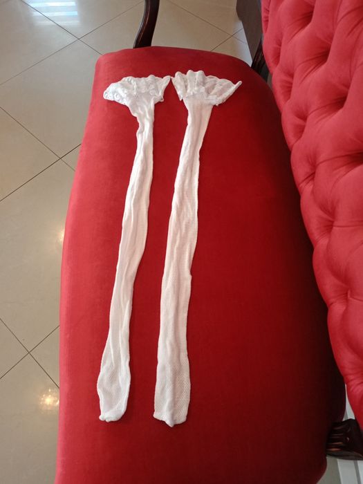 Piękne białe ślubne pończochy.