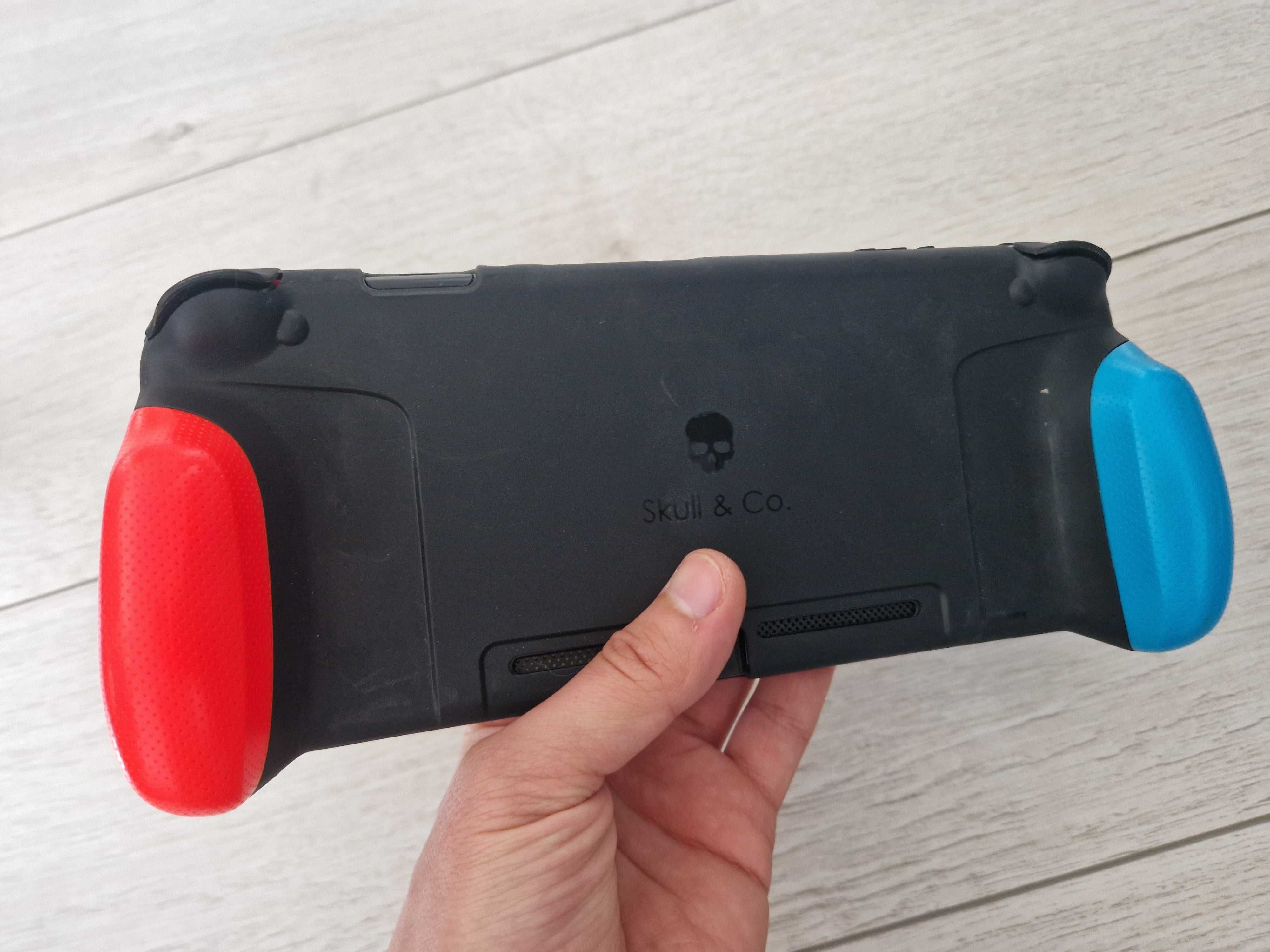 Nintendo Switch v1 + Grip i Etui od Skull&Co, stan idealny - sprawny