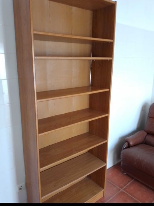 2 estantes em madeira
