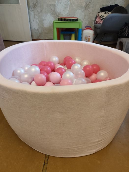 Сухий басейн з кульками