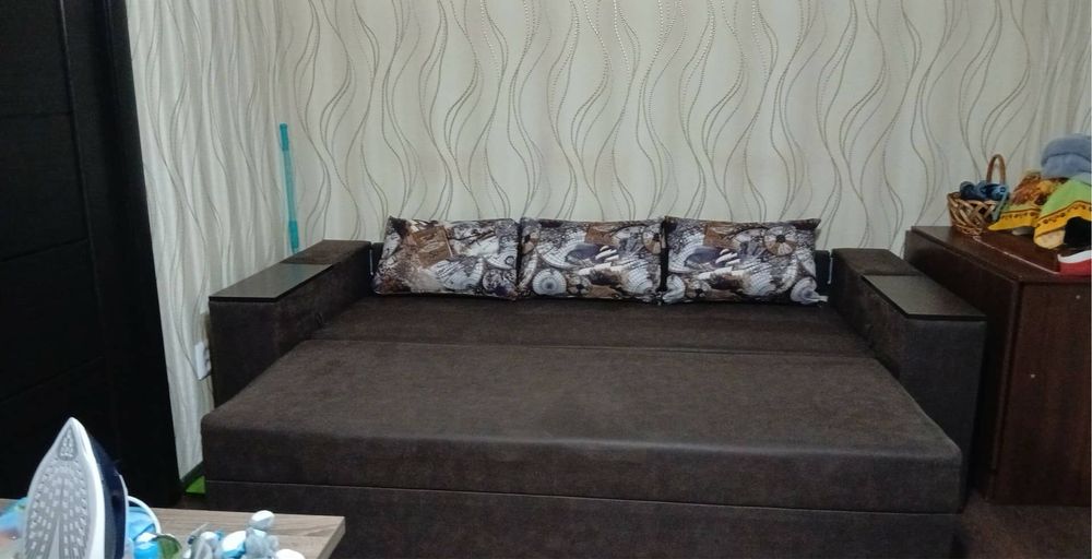 Диван розкладний з подушками