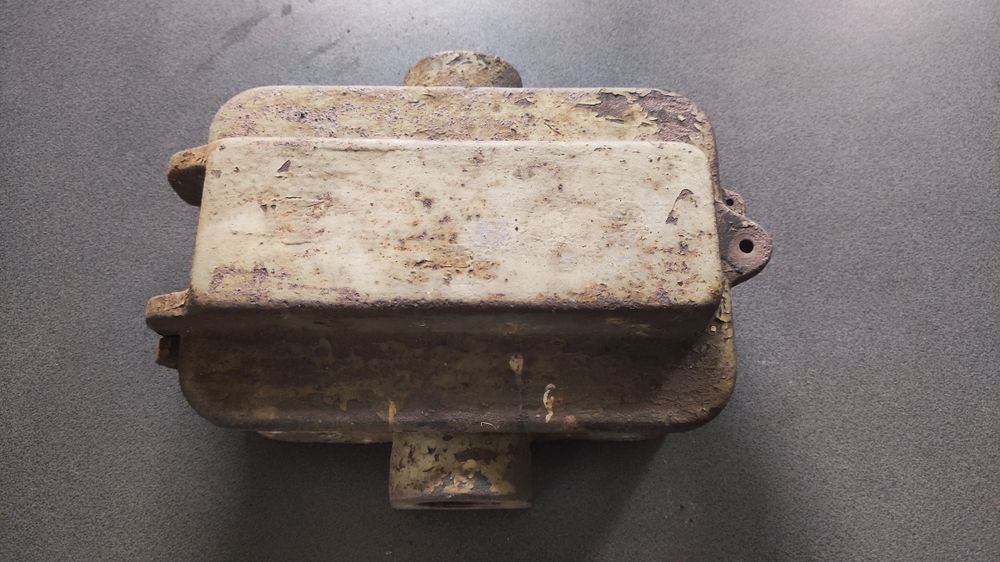 Stara żeliwna skrzynka na bezpieczniki