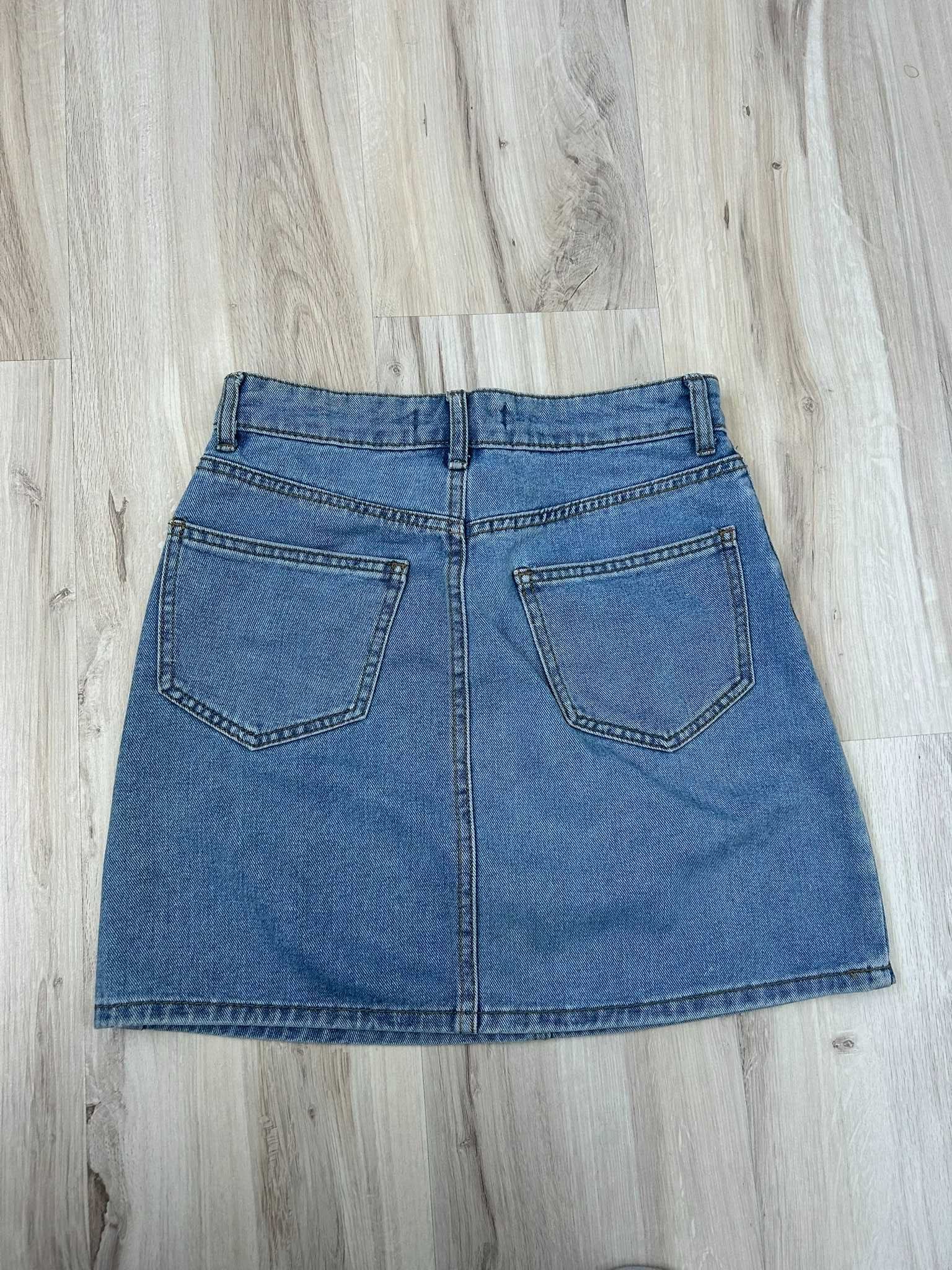 Niebieska spódniczka jeans - wygoda i styl