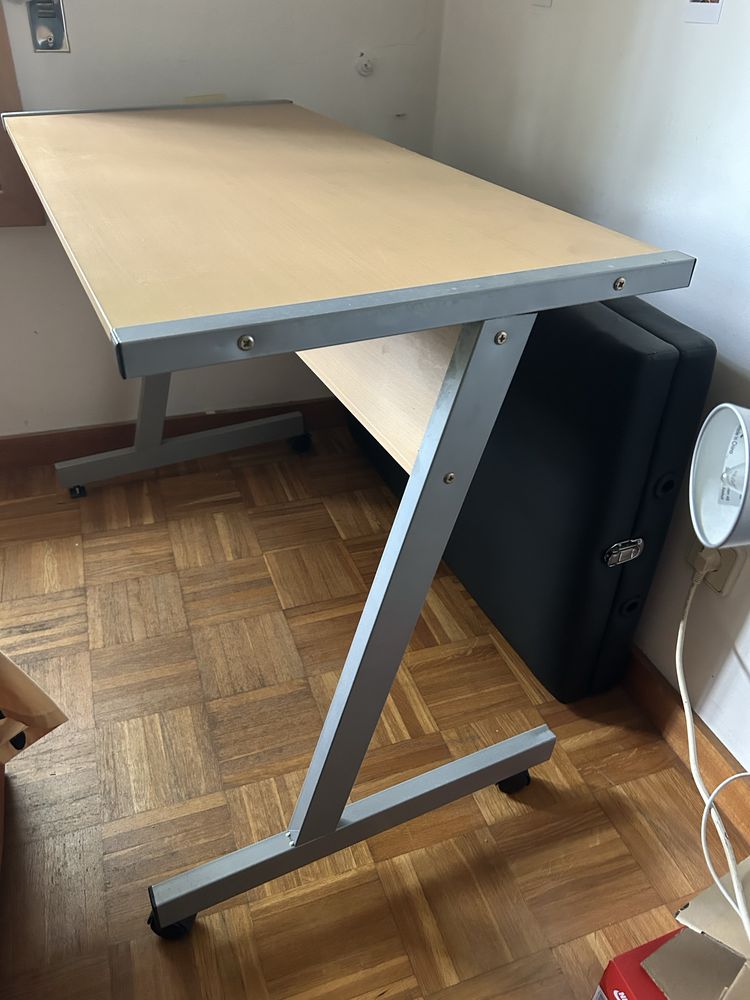 Mesa, secretária c/ roda em falta 100x48x72