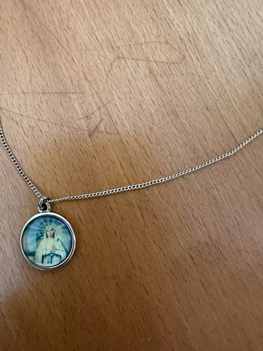 Fio dourado com medalhinha de santa