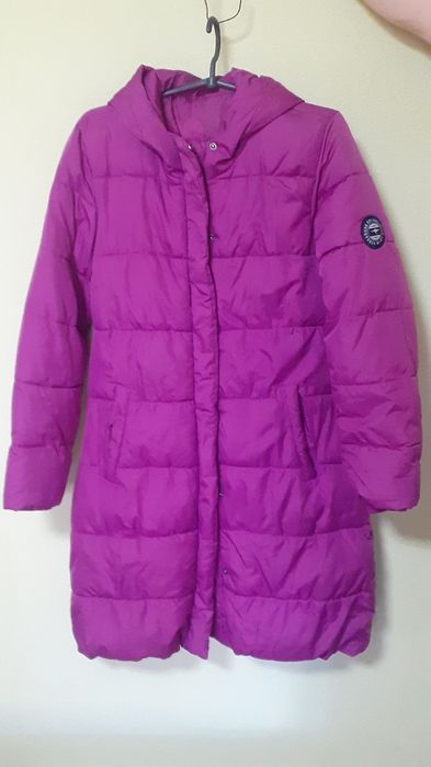 Пуховик с капюшоном.