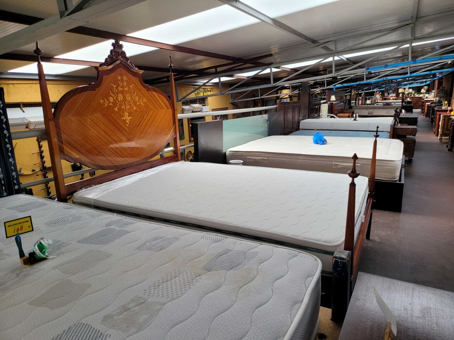 Cama antiga estilo D. Maria com estrado e colchão - Bom