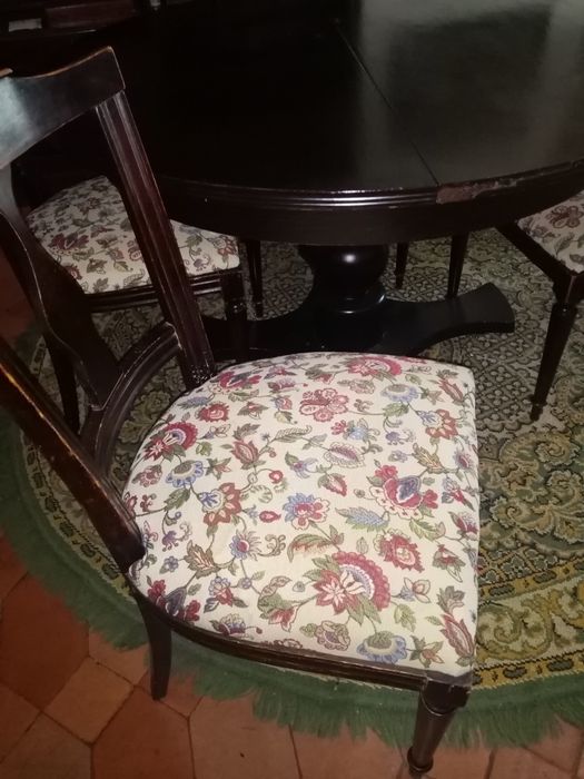 Mesa antiga com cadeiras