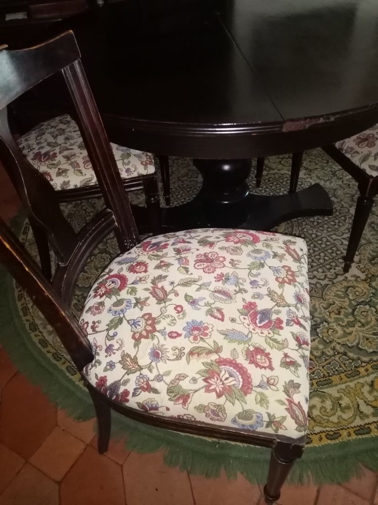 Mesa antiga com cadeiras