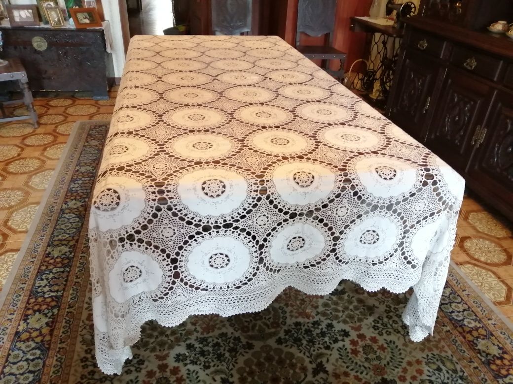 Lindíssima toalha de mesa em beje