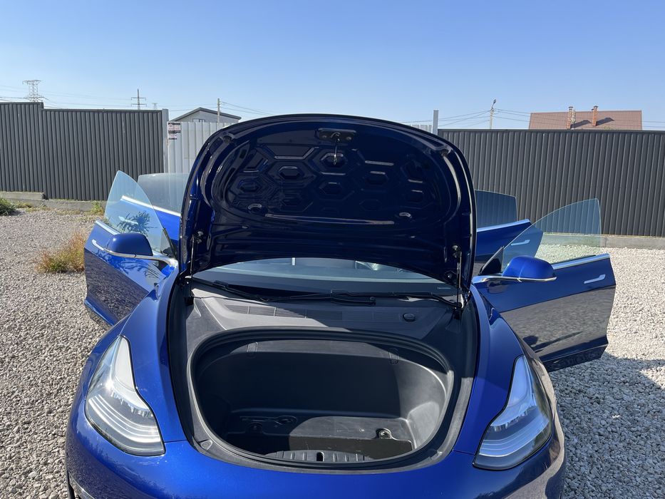 Продам Tesla model 3 конец 18 года