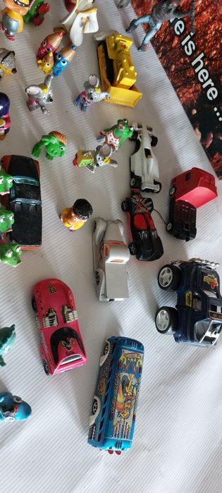 Figurki różne dla dzieci i resoraki