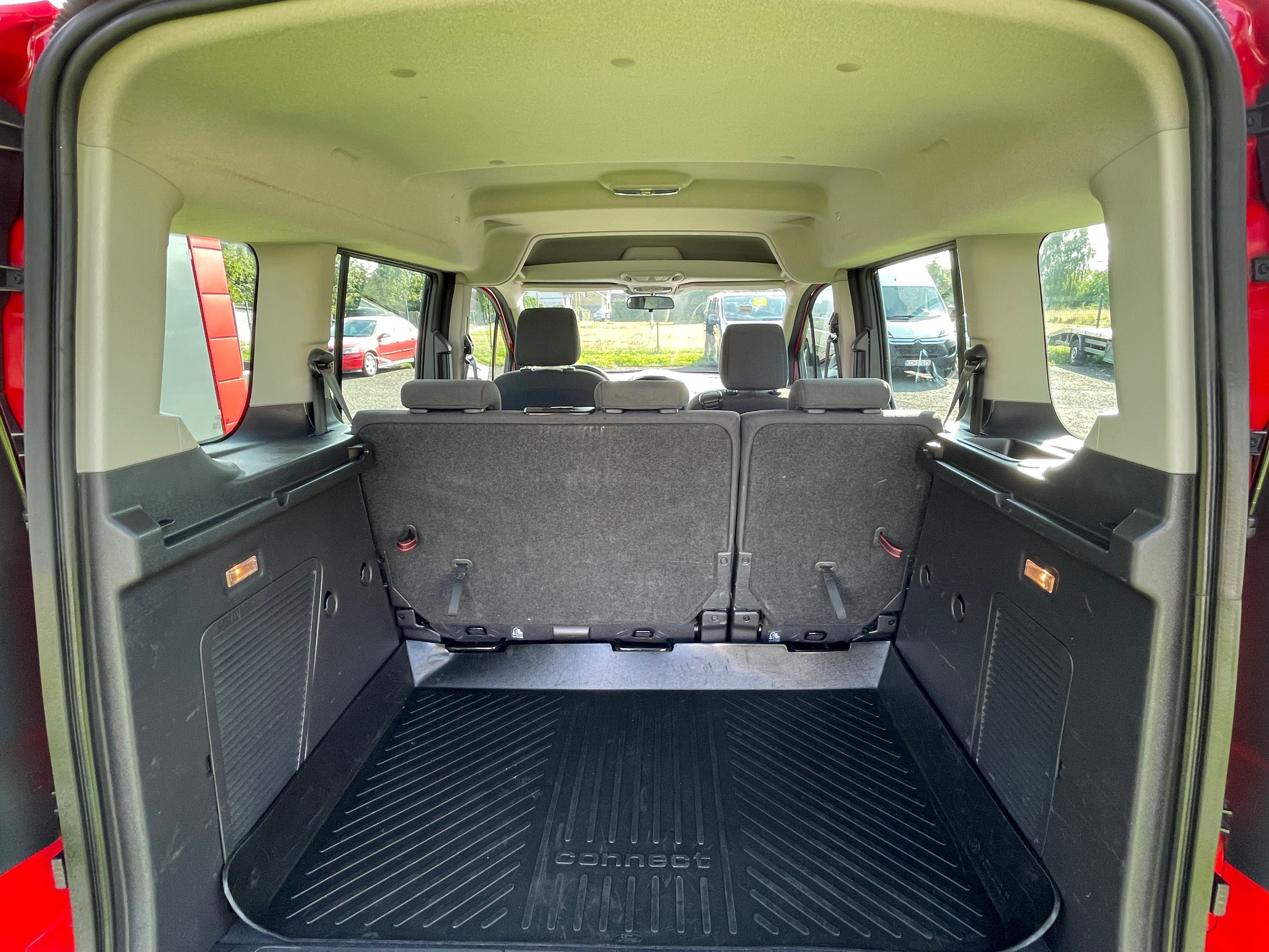Wynajem samochodu van 5 osobowy Ford Tourneo Connect Wypożyczalnia aut