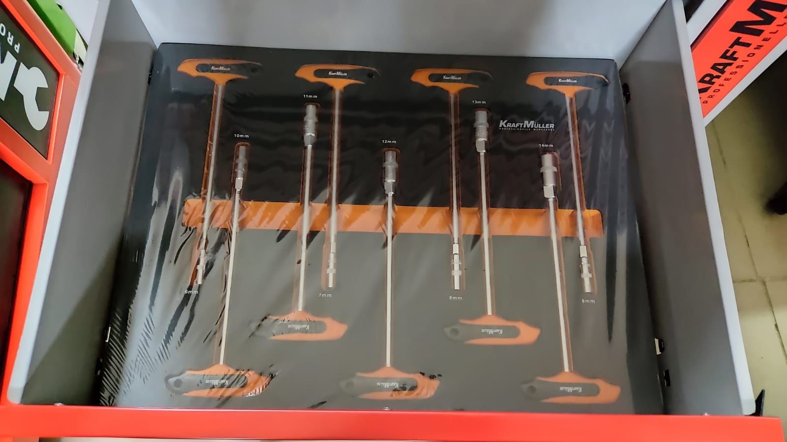 Carrinho de ferramentas com 7 gavetas cheias XXL- Kraft Müller

NOVO 2