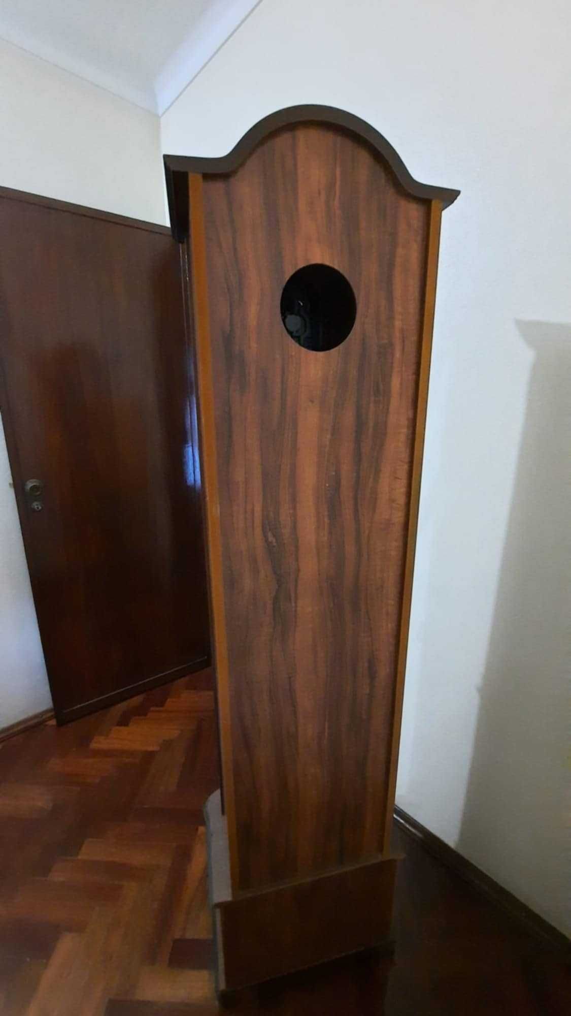 Relógio de Chão Tradicional de Madeira