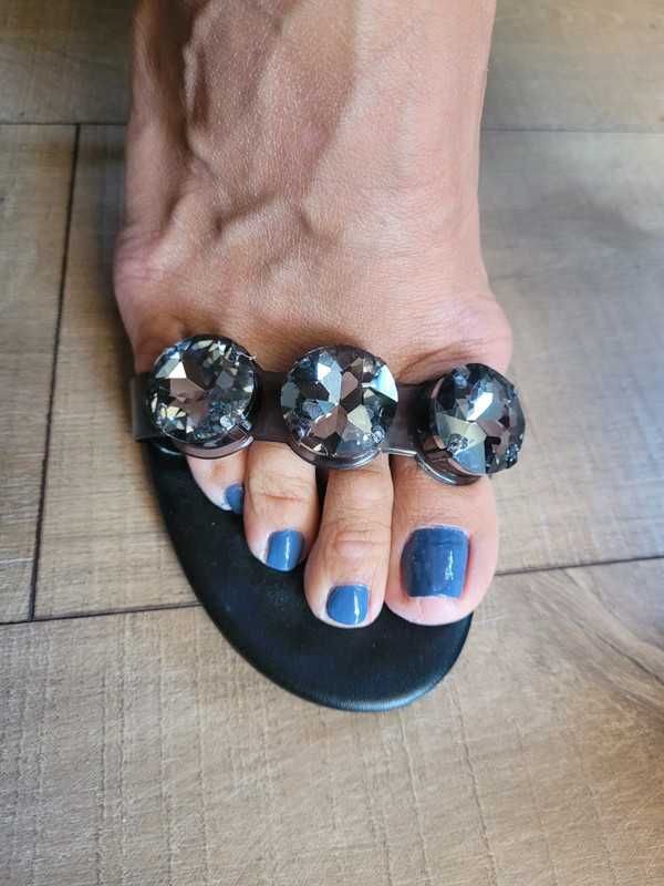 Winylowe buty na obcasie z kamieniami