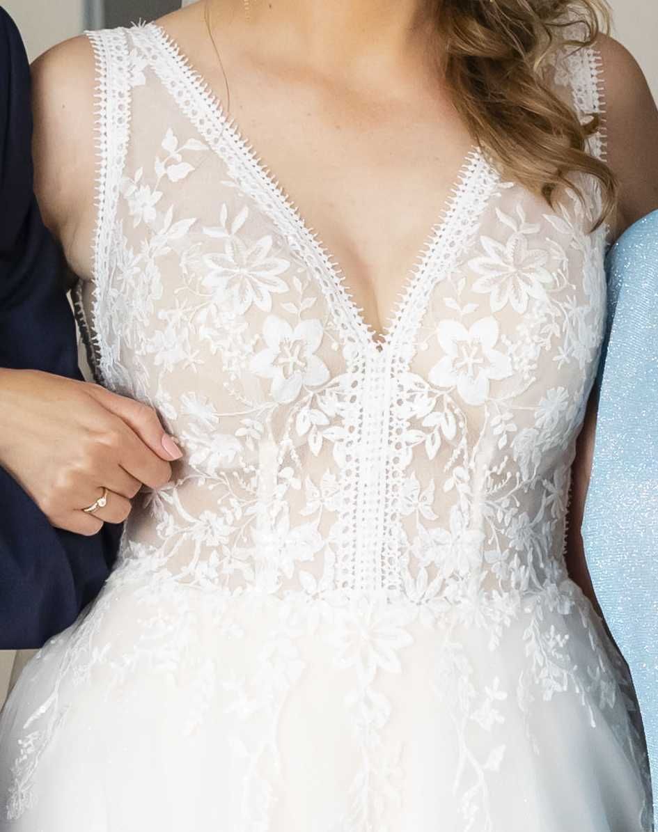 piękna, delikatna suknia ślubna 38