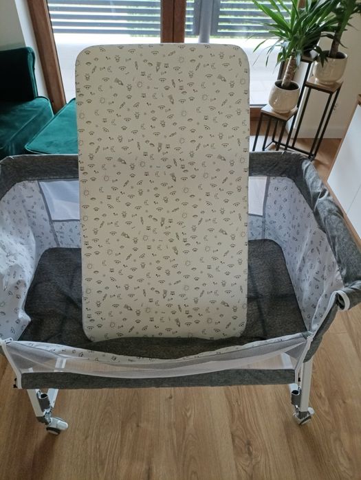 Łóżeczko, dostawka dla dzieci
