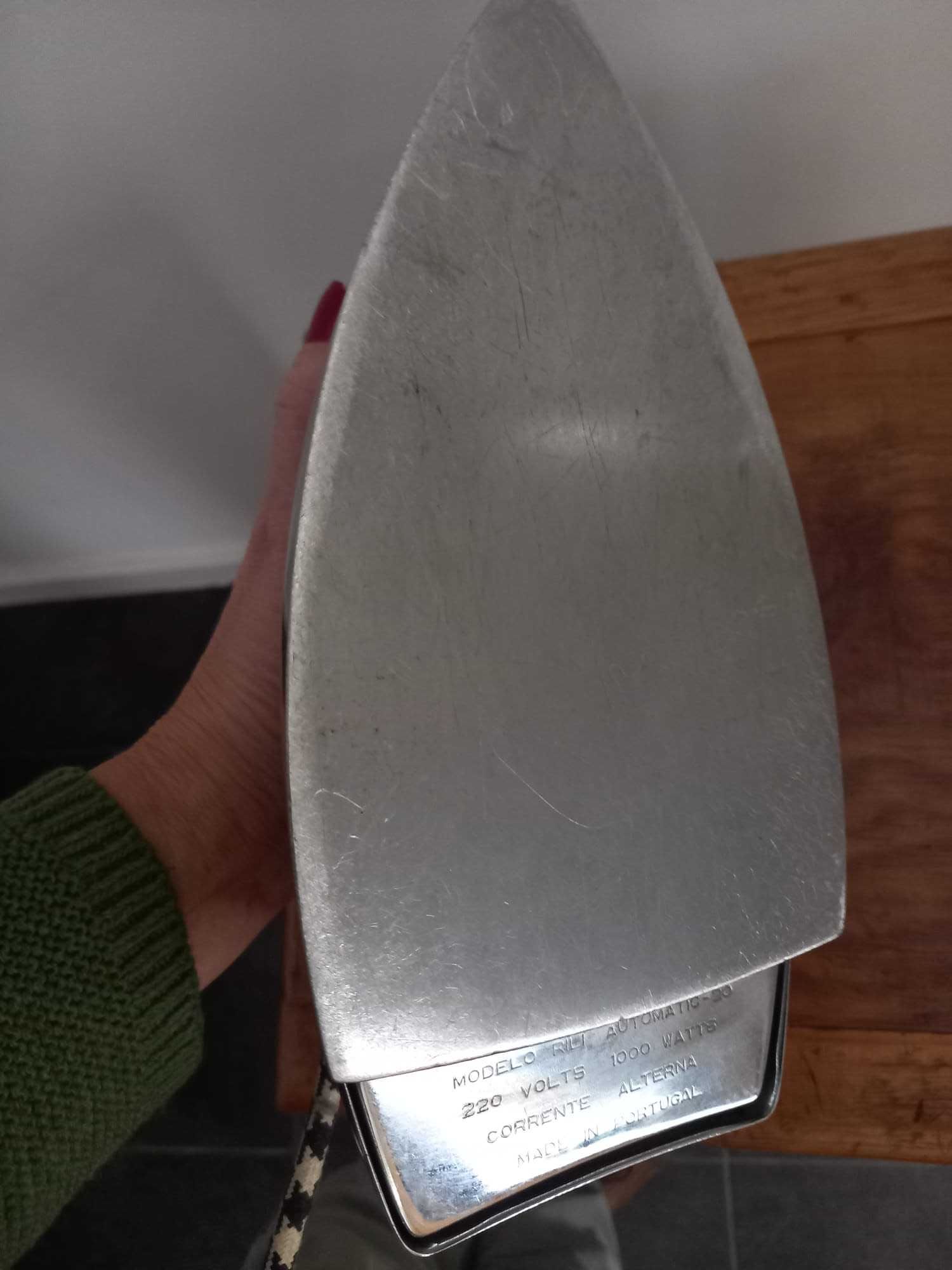 Ferro de engomar antigo RILI