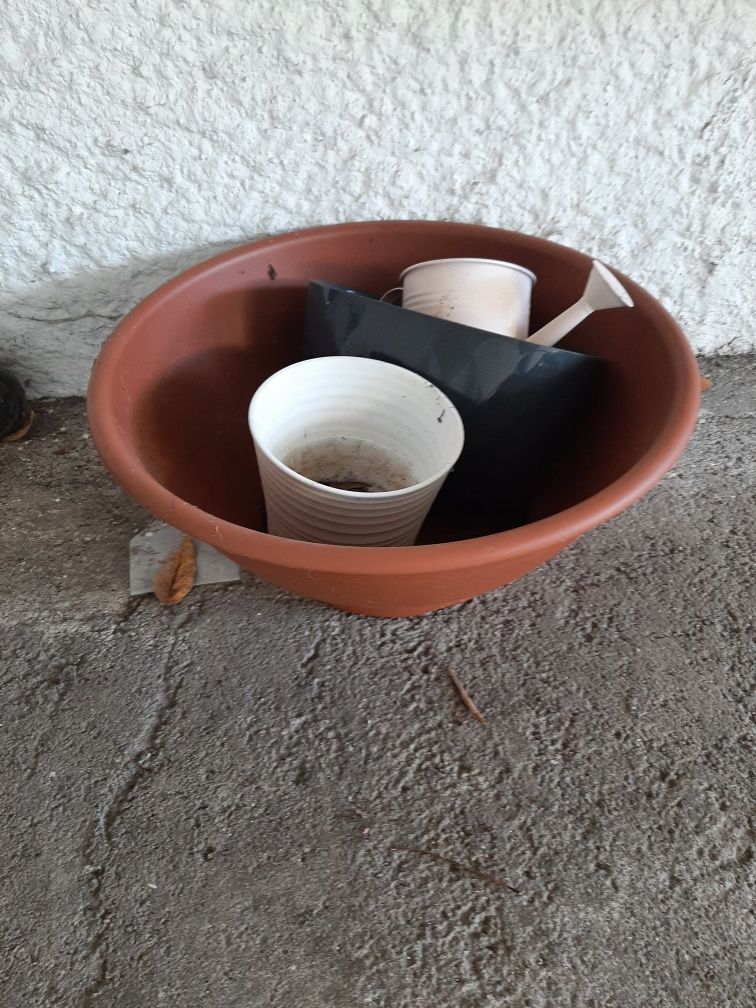 Vasos variados de plástico e barro