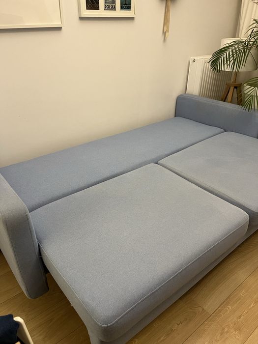 Niebieska rozkładana kanapa