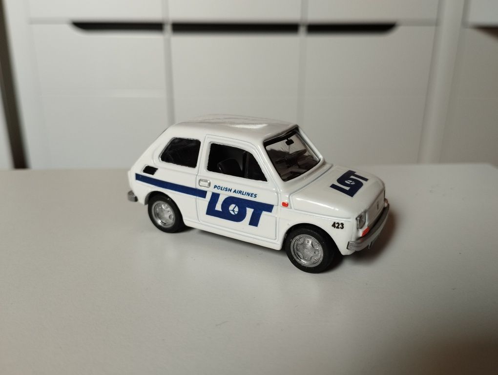 Samochód PRL model Fiat 126p resorak PLL LOT lotniskowy samochód obsłu