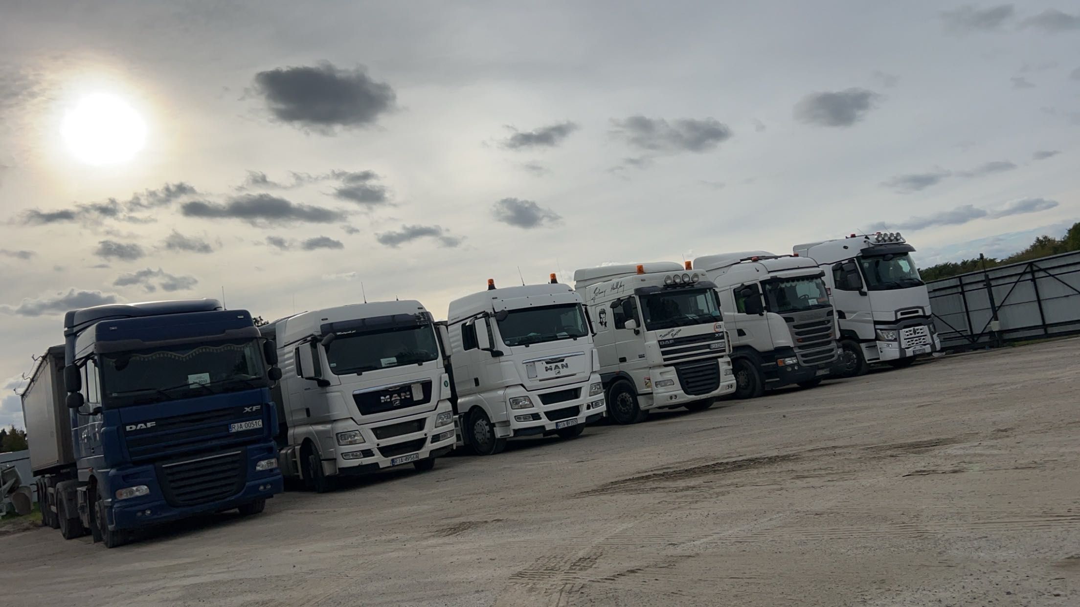 kruszywa, piasek, ziemia – sprzedaż i transport | Usługi koparką