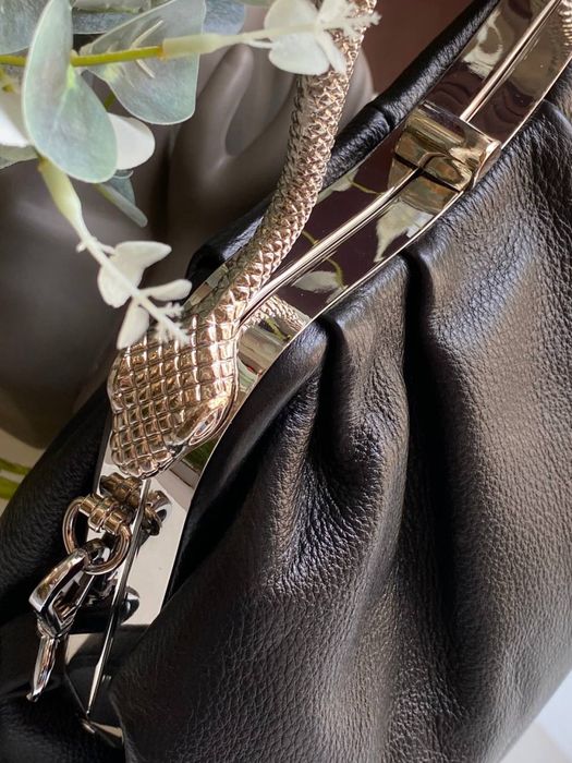 Сумочка з натуральної шаіри з ефектною ручкою