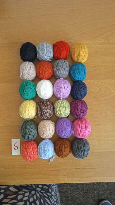 Włóczka     24 szt. za 20 zł. + szydełko gratis