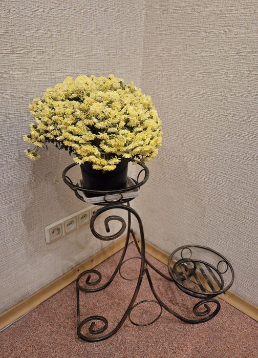 Кована підставка для квітів