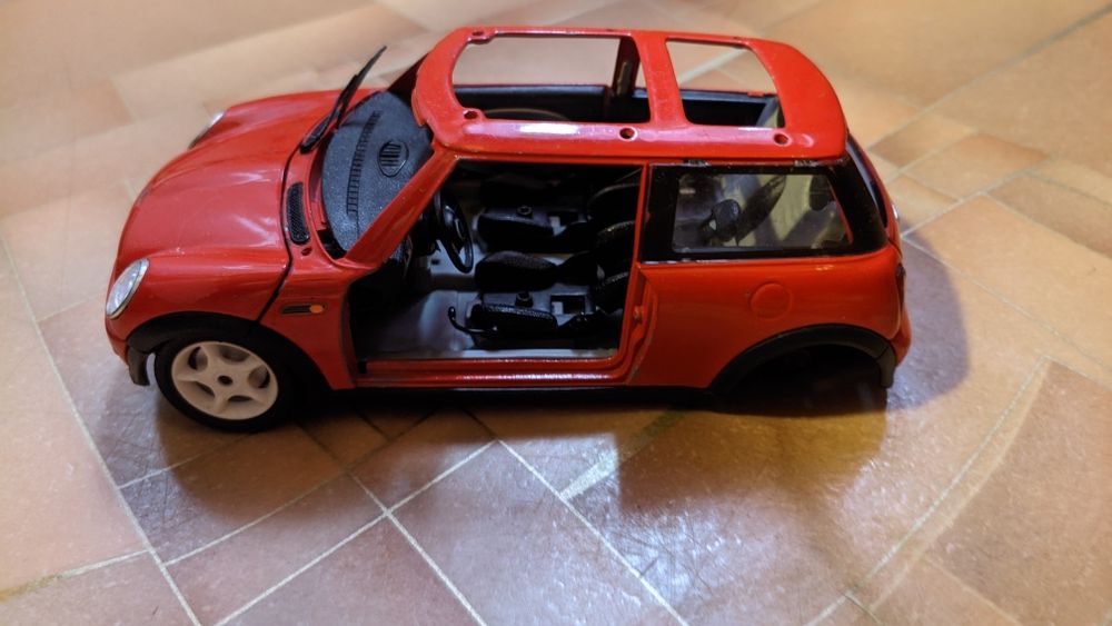 Продам модель машины Bmw Mini Cooper от Bburago,под реставрацию.