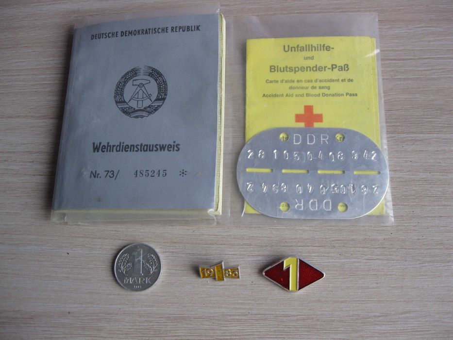 Stary nieśmiertelnik + książeczka wojskowa Wehrdienstausweis DDR NVA