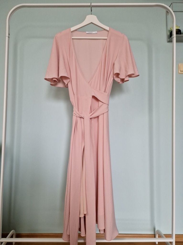 Pudrowo różowa sukienka midi kopertowa wiązana elegancka Taranko
