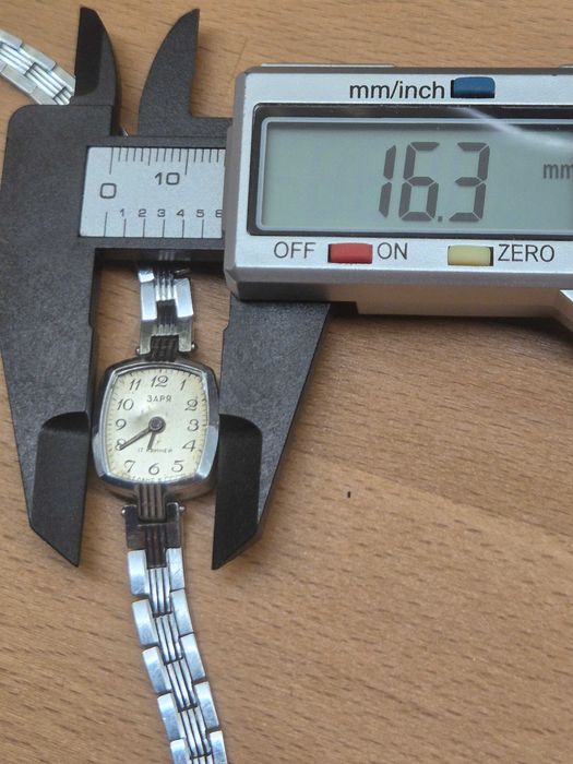 Damski srebrny zegarek *Zaria*